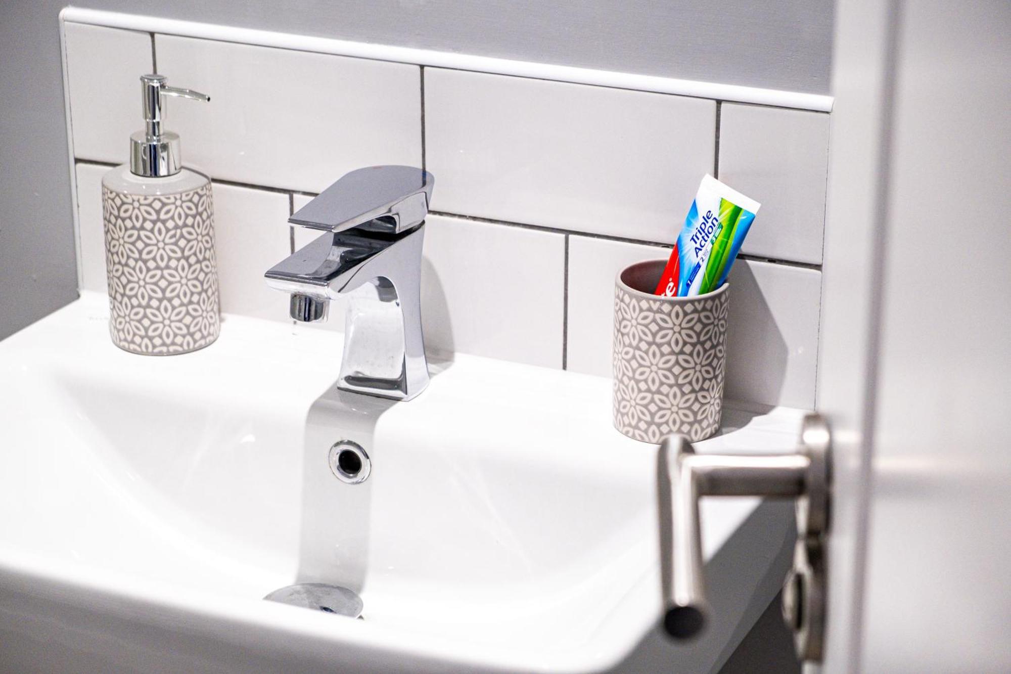 City Centre Emerald Escape - Sleeps-6, 2Beds & 2Baths , Netflix , Free Internet Birmingham Esterno foto